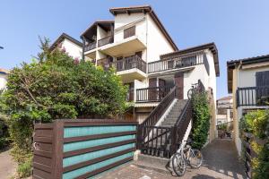 a bike parked in front of a house at Le Balcon du Port - Joli studio à Capbreton in Capbreton