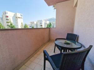 - un petit balcon avec deux chaises et une table dans l'établissement Apartment Ventura, à Mostar
