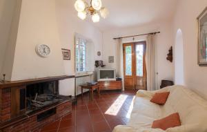 - un salon avec un canapé et une cheminée dans l'établissement Charming Le Pole in Vallico Sopra, à Bolognana
