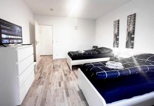 Zimmer mit 2 Betten und TV in der Unterkunft #VAZ Apartments E04 TV, WLAN, Küche, Balkon in Essen