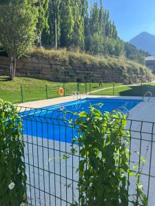 una valla junto a una piscina en un patio en PIRINEOS 3 en Panticosa