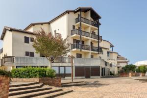 an apartment building with balconies on a street at Le Balcon du Port - Joli studio à Capbreton in Capbreton