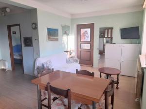 sala de estar con mesa y sofá en Haus of Bellini, en Fino del Monte