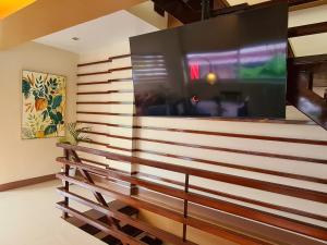 TV de pantalla plana grande en la pared en Serenity Home near Ayala Malls Serin, en Tagaytay