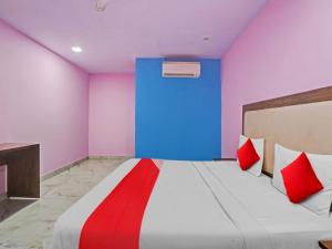 1 dormitorio con 1 cama con paredes rojas y azules en OYO Flagship 81337 New Gour Plaza en Nueva Delhi