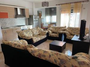 sala de estar amplia con sofás y cocina en Ela appartaments, en Vlorë