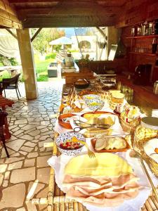une table avec de nombreuses assiettes de nourriture dans l'établissement Li Canali Reali, à Mesagne