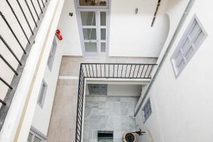 uma vista do topo de um edifício com escadas em Apartamentos Casa Macías em Cádiz