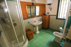 ein Bad mit einem Waschbecken, einem WC und einer Dusche in der Unterkunft Il Gelsomino in Palermo