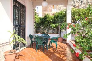 a patio with chairs and a table on a balcony at Il Gelsomino in Palermo