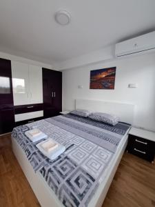 Un dormitorio con una cama grande en una habitación. en The Romantic Place, en Skopje