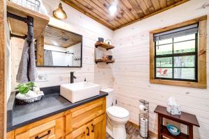 Ванная комната в McAlester Vacation Rental with Private Hot Tub +16 фотографий