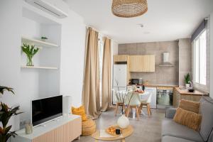 salon z kanapą i stołem w obiekcie Apartamentos Casa Macías w Kadyksie