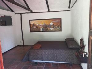 een slaapkamer met een bed in een kamer bij Quinta los Eucaliptos in Quito