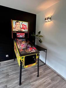 una máquina de videojuegos en una esquina de una habitación en Villa 4 Saisons, avec piscine chauffée et jacuzzi en Gérardmer