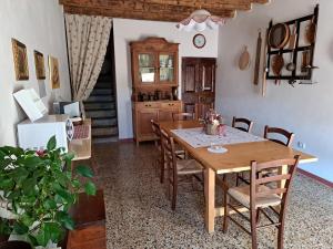 cocina y comedor con mesa de madera y sillas en Corte Ramedello, en Cerea