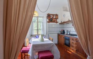 - une cuisine avec une table et des chaises dans la chambre dans l'établissement Charming Le Pole in Vallico Sopra, à Bolognana
