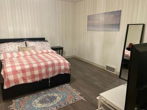 1 dormitorio con cama y espejo en Winter Madness Vibes, en Sylvan Lake