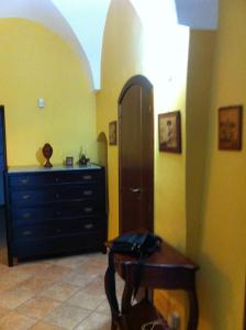 オストゥーニにあるvilla ottocentoのドレッサーと引き出しの箱が備わる部屋