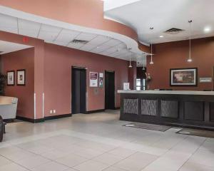 eine Lobby mit einem Wartezimmer mit roten Wänden in der Unterkunft Comfort Hotel Airport North in Toronto