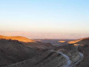 una vista de un camino de tierra en el desierto en Desert's Edge Eco Tent en Arad