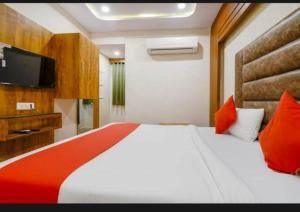 Postel nebo postele na pokoji v ubytování HOTEL SAFARI INN