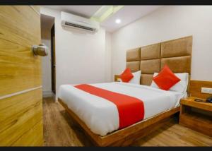 Postel nebo postele na pokoji v ubytování HOTEL SAFARI INN
