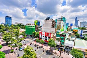 una ciudad con edificios altos y una calle con árboles en Luna Saigon Hotel - Bui Vien Walking Street, en Ho Chi Minh