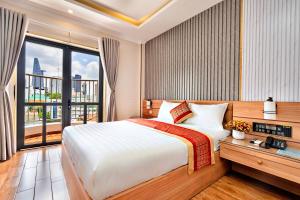 1 dormitorio con cama grande y ventana grande en Luna Saigon Hotel - Bui Vien Walking Street, en Ho Chi Minh