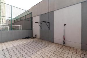 a room with a basketball hoop on the side of a building at Brás estudio confort in Sao Paulo