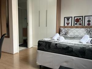 sypialnia z łóżkiem w pokoju w obiekcie Brás estudio confort w São Paulo
