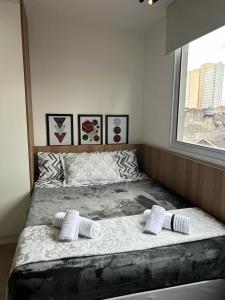 łóżko z dwoma ręcznikami w sypialni w obiekcie Brás estudio confort w São Paulo