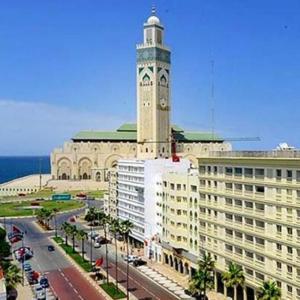 un grande edificio con una torre dell'orologio sopra di appartement en plein centre de casablanca a Casablanca