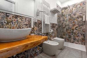 a bathroom with a sink and a toilet at Maison Etoile in Piano di Sorrento