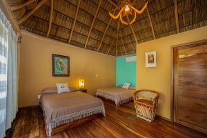 Uma cama ou camas num quarto em Amaca Beach Hotel - Eco Resort Quiimixto