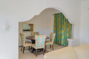 comedor con mesa y sillas en MGM Apartments Gambia, en Kololi