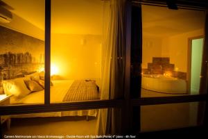 un dormitorio con una cama y una ventana en B&B 52cento, en Arezzo