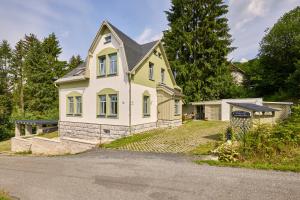 una casa gialla e bianca con vialetto di Chalupa v Jizerkach a Albrechtice v Jizerských horách