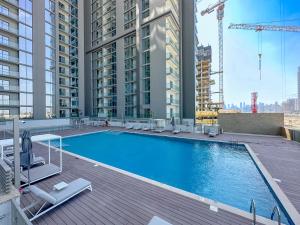 Bazén v ubytování Luxury StayCation - Stylish Apartment With Balcony And City Views nebo v jeho okolí