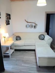 - un salon avec un canapé blanc et une table dans l'établissement Vasiliki Skyros Castle View, à Skiros