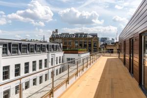 desde el balcón de un edificio en The Roof is on "Fire" - Farringdon - by Frankie Says en Londres