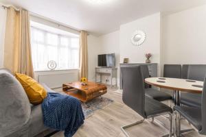 a living room with a couch and a table at Walsgrave Road Apartment - 5 Beds - Free Parking & Wi-Fi in Wyken