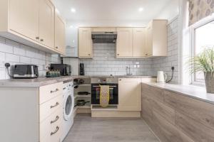 A kitchen or kitchenette at Cosy 3 Bedroom Apartment- 6 Guests with Free Parking