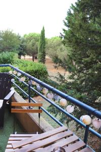 a wooden bench sitting on top of a metal railing at Le Chapitre Spacieux - parking en résidence fermée in Toulouse