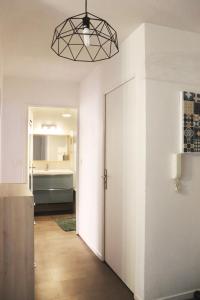 a room with a hallway with a door and a bathroom at Le Chapitre Spacieux - parking en résidence fermée in Toulouse +11 photos