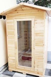 einem Holzschuppen mit einem Fenster auf der Seite eines Gebäudes in der Unterkunft SECRET HIDEAWAYS Asia Suite mit Sauna nahe Uni l Messe l Flughafen in Duisburg