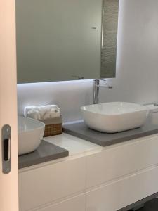 埃斯波森迪的住宿－RealGoios，浴室设有2个白色水槽和镜子