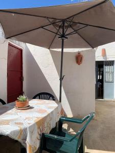 stół z parasolem na patio w obiekcie Casa Morería w mieście Guadalcanal