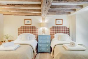 - une chambre avec 2 lits et une commode bleue dans l'établissement Tiger Inn - Patience, à Eastbourne