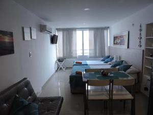 un salon avec un lit, un canapé et une table dans l'établissement Estudio Loft Cartagena, à Carthagène des Indes